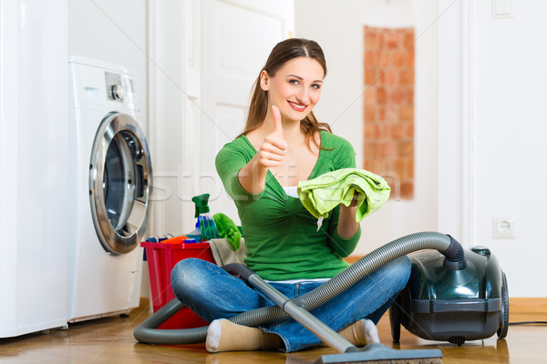 Femme nettoyage de printemps jeune femme nettoyage maison jour Photo stock © Kzenon