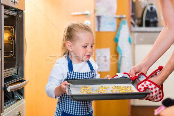 Foto stock: Madre · hija · cocina · cookies · horno