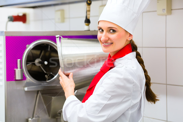 Bucătar-şef îngheţată maşină femeie gastronomie muncă Imagine de stoc © Kzenon