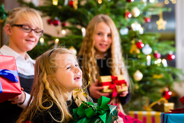 Stock foto: Kinder · Weihnachten · Geschenke · Tag · Geschenk · Familie · zu · Hause