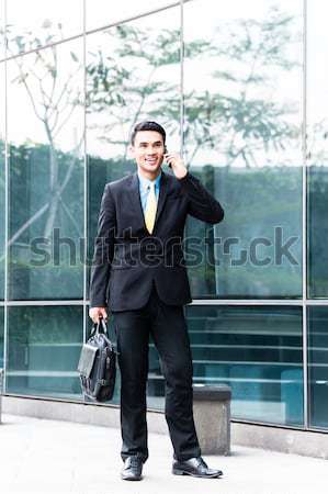 Inteligentes hombre hablar teléfono aire libre edificio de oficinas Foto stock © Kzenon