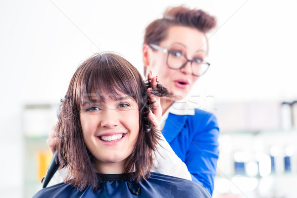 Coafor sufla usuce femeie păr magazin Imagine de stoc © Kzenon