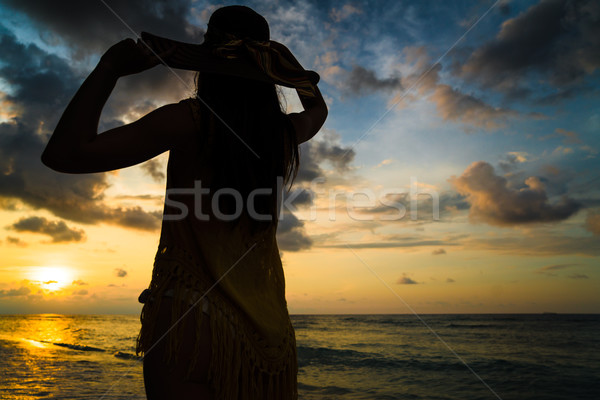 Turista nő néz naplemente óceán tengerpart Stock fotó © Kzenon
