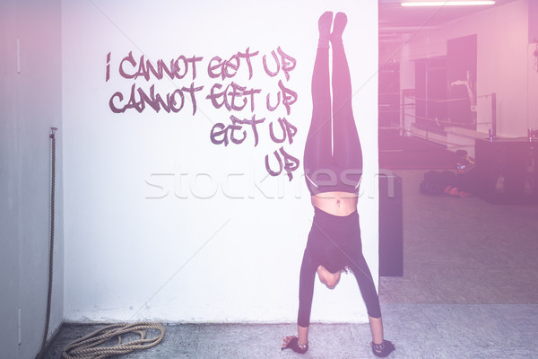 Potrivi femeie perfect handstand perete motivationale Imagine de stoc © Kzenon