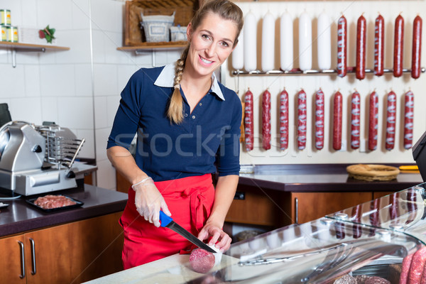 Hentes nő vág kolbász bolt néz Stock fotó © Kzenon