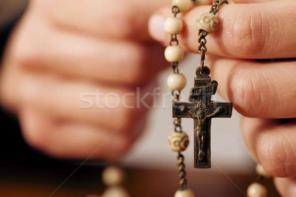 Nő imádkozik rózsafüzér Isten közelkép kezek Stock fotó © Kzenon