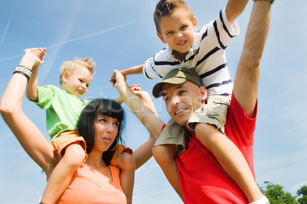 Blauer Himmel Familie huckepack tragen zwei Kinder Stock foto © Kzenon