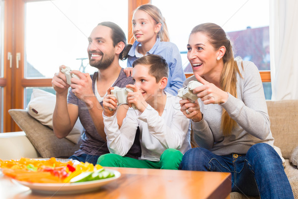 [[stock_photo]]: Famille · jouer · ensemble · jeu · vidéo · consoler