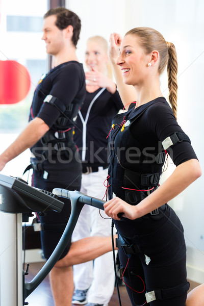 Férfi nő képzés női edző izmos Stock fotó © Kzenon