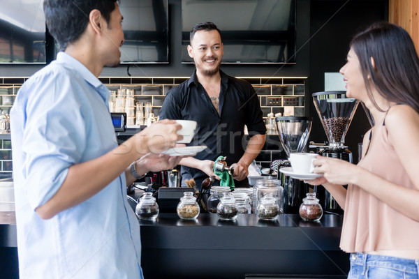 Vrolijk jonge barman schoonmaken koffiezetapparaat praten Stockfoto © Kzenon