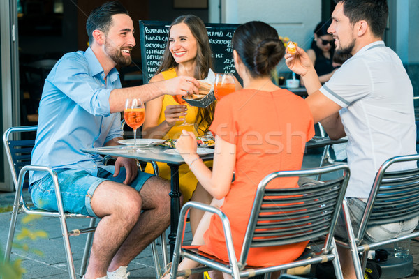 Derűs barátok pirít frissítő nyár ital Stock fotó © Kzenon