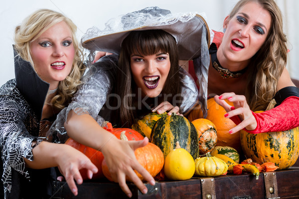 Foto stock: Quatro · alegre · mulheres · halloween · juntos