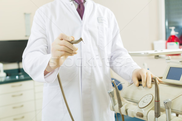 Dentista cirugía perforación dentistas mirando herramientas Foto stock © Kzenon
