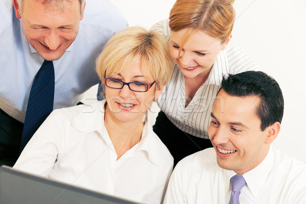 Foto stock: Equipe · de · negócios · trabalhando · computador · equipe · quatro · pessoas · de · negócios