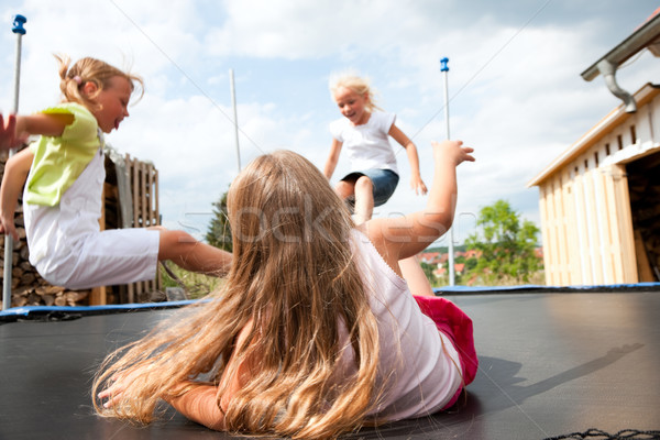 Crianças saltando trampolim três crianças casa Foto stock © Kzenon