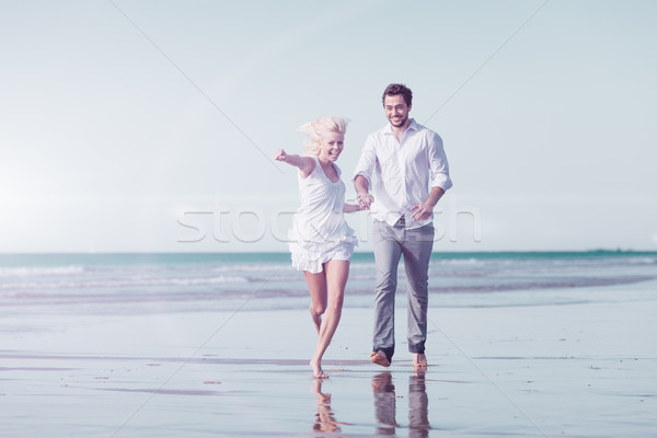 Cuplu plajă luna de miere vacanţă alb îmbrăcăminte Imagine de stoc © Kzenon