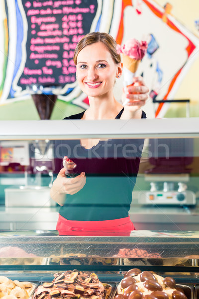 Vendite ragazza wafer gelato counter gelato Foto d'archivio © Kzenon