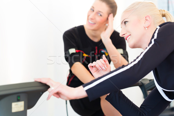Nő képzés női edző izmos biztatás Stock fotó © Kzenon