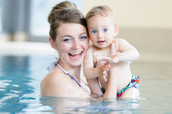 Mamă nou-nascut copil înot clasă Imagine de stoc © Kzenon