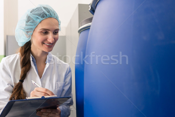 Productie werknemer schrijven verslag kwaliteitscontrole gemotiveerde Stockfoto © Kzenon