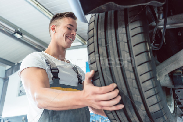 Ansicht Hand qualifizierte Automechaniker halten Reifen Stock foto © Kzenon