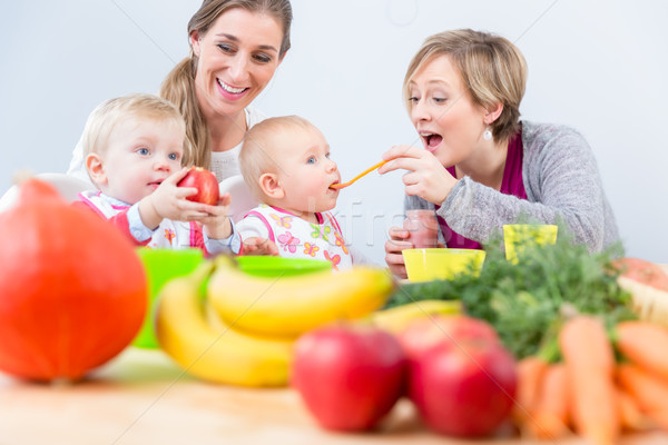 Kettő boldog anyák legjobb barátok mosolyog etetés Stock fotó © Kzenon