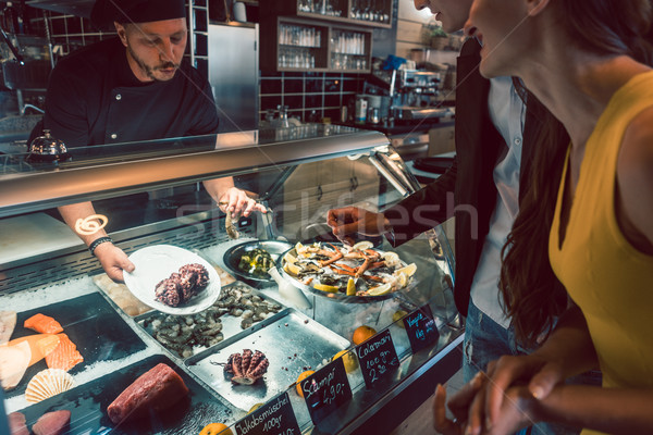 Experiente chef escolher frutos do mar freezer Foto stock © Kzenon