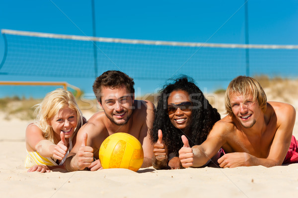 Vrienden spelen strand volleybal groep vrouwen Stockfoto © Kzenon