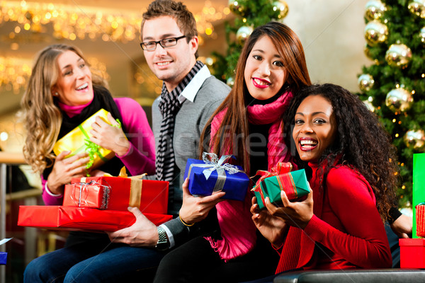 Freunde Weihnachten präsentiert Taschen Mall Vielfalt Stock foto © Kzenon