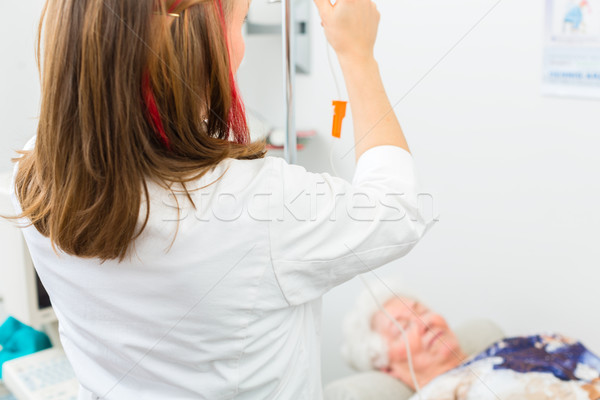 Medic clinică senior pacient infuzie femeie Imagine de stoc © Kzenon