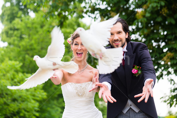 Menyasszonyi pár repülés fehér galambfélék esküvő Stock fotó © Kzenon