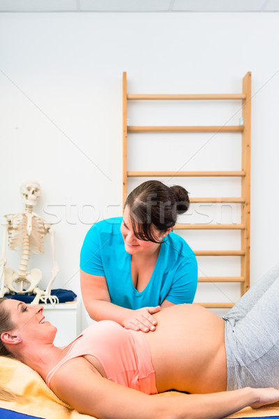Femeie gravida fizioterapie canapea femeie femei fitness Imagine de stoc © Kzenon