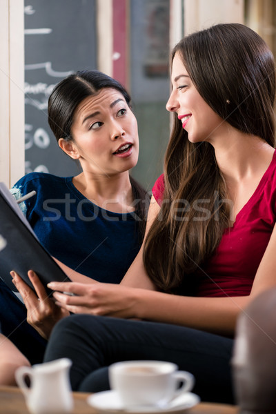 Fiatal nő mutat papírmunka barátok ül együtt Stock fotó © Kzenon
