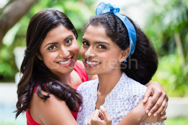 Zwei junge Frauen posiert zusammen Stock foto © Kzenon