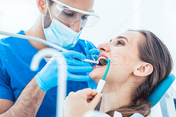 年輕女子 口服 治療 現代 牙科 側面圖 商業照片 © Kzenon