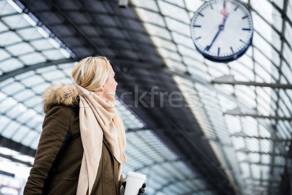Foto d'archivio: Donna · guardando · clock · stazione · ferroviaria · treno · ritardare