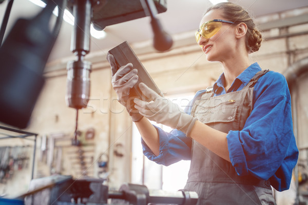 Foto d'archivio: Donna · metal · workshop · lavoro · lavoratore · lavoro