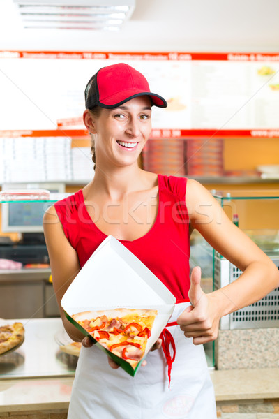 Vrouw eten plakje pizza genieten voedsel Stockfoto © Kzenon