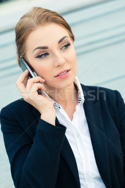 Stockfoto: Zakenvrouw · praten · business · telefoon · knap · vrouwelijke