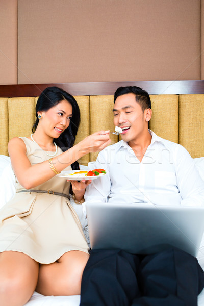 Jakarta couple séance manger lit femme Photo stock © Kzenon
