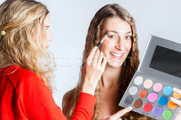 化妝師 彌補 女子 工作的 眼 陰影 商業照片 © Kzenon