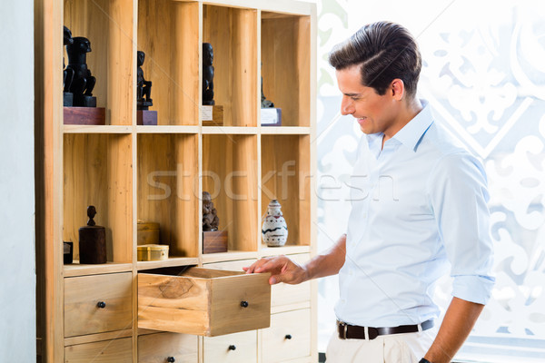 Człowiek szafka meble sklepu showroom domu Zdjęcia stock © Kzenon