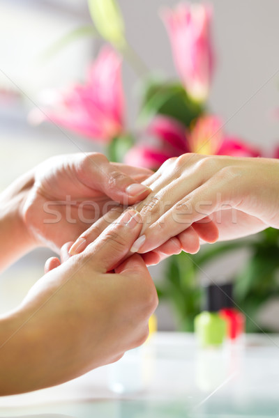 Vrouw hand massage manicure handen Stockfoto © Kzenon