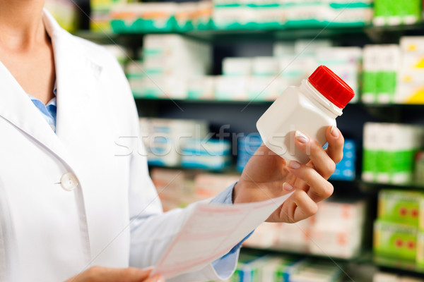 Női gyógyszerész gyógyszertár kezek áll üzlet Stock fotó © Kzenon