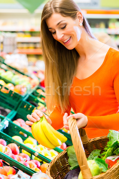 Frau Supermarkt Warenkorb Lebensmittel Obst Regal Stock foto © Kzenon