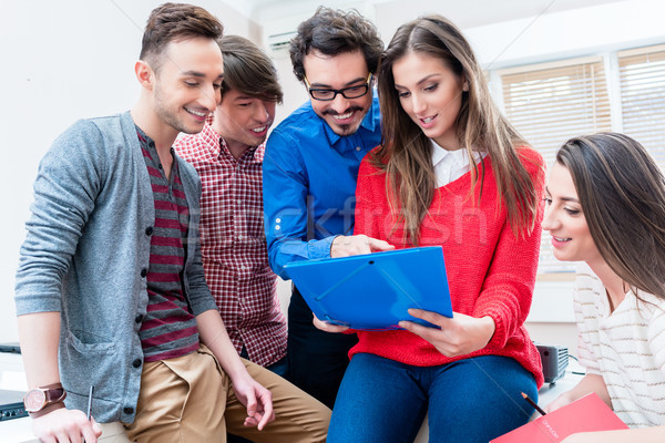 Groupe élèves apprentissage ensemble collège [[stock_photo]] © Kzenon