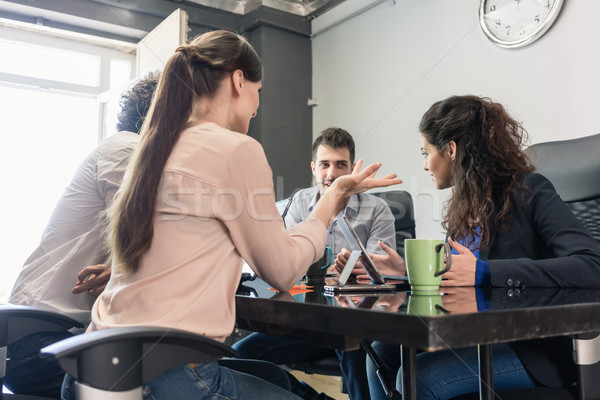 Echipă Reuniunea agentie birou discuţie om Imagine de stoc © Kzenon