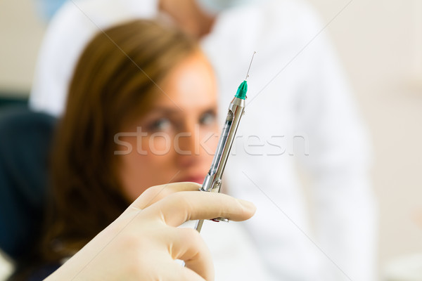 Fogorvos tart injekciós tű beteg fogászati asszisztens Stock fotó © Kzenon