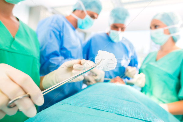 Chirurgii pacient camera de operare spital chirurgie echipă Imagine de stoc © Kzenon