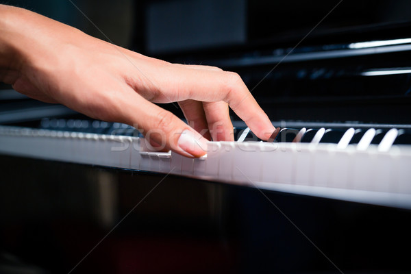ázsiai férfi zongorista játszik zongora zenei stúdió Stock fotó © Kzenon